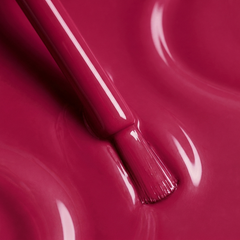 Primer plano del pincel con esmalte en gel Gelish Prettier In Pink, color Rosas acabado Cream, textura del color