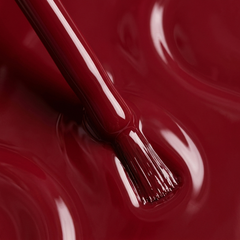 Primer plano del pincel con esmalte en gel Gelish Man Of The Moment, color Rojos acabado Cream, textura del color