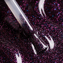 Primer plano del pincel con esmalte en gel Gelish Seal The Deal, color Morados acabado Glitter, textura del color