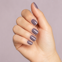 Mano con las uñas pintadas con esmalte en gel Gelish Sweater Weather, color Mauves acabado Cream