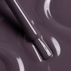 Primer plano del pincel con esmalte en gel Gelish Sweater Weather, color Mauves acabado Cream, textura del color