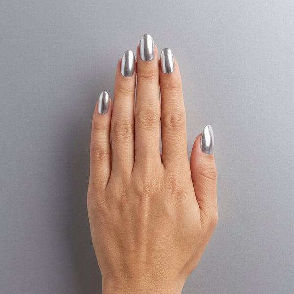 Mano con las uñas pintadas con esmalte en gel Gelish Chain Reaction, color Blancos acabado Shimmer