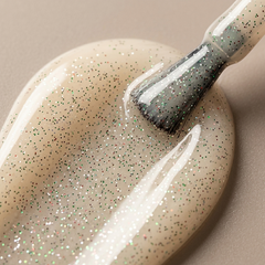 Primer plano del pincel con esmalte en gel Gelish Fame Game, color Blancos acabado Glitter, textura del color