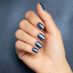 Mano con las uñas pintadas con esmalte en gel Gelish Rhythm And Blues, color Azules acabado Glitter