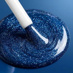 Primer plano del pincel con esmalte en gel Gelish Rhythm And Blues, color Azules acabado Glitter, textura del color