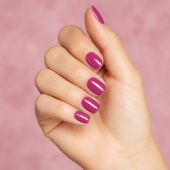 Mano con las uñas pintadas con esmalte en gel Gelish Amour Color Please, color Rosas acabado Cream