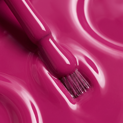Primer plano del pincel con esmalte en gel Gelish Amour Color Please, color Rosas acabado Cream, textura del color