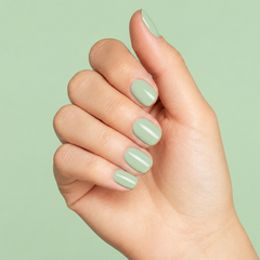 Mano con las uñas pintadas con esmalte en gel Gelish Do You Harajuku?, color Verdes acabado Cream