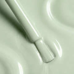 Primer plano del pincel con esmalte en gel Gelish Do You Harajuku?, color Verdes acabado Cream, textura del color