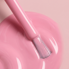 Primer plano del pincel con esmalte en gel Gelish Look At You Pink-Achu!, color Rosas acabado Cream, textura del color