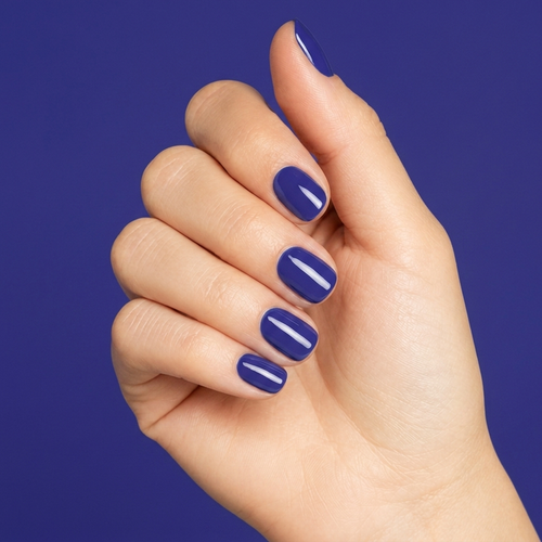 Mano con las uñas pintadas con esmalte en gel Gelish Anime-Zing Color!, color Morados acabado Cream