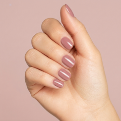 Mano con las uñas pintadas con esmalte en gel Gelish Manga-Round With Me, color Mauves acabado Cream