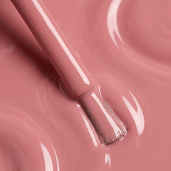 Primer plano del pincel con esmalte en gel Gelish Manga-Round With Me, color Mauves acabado Cream, textura del color