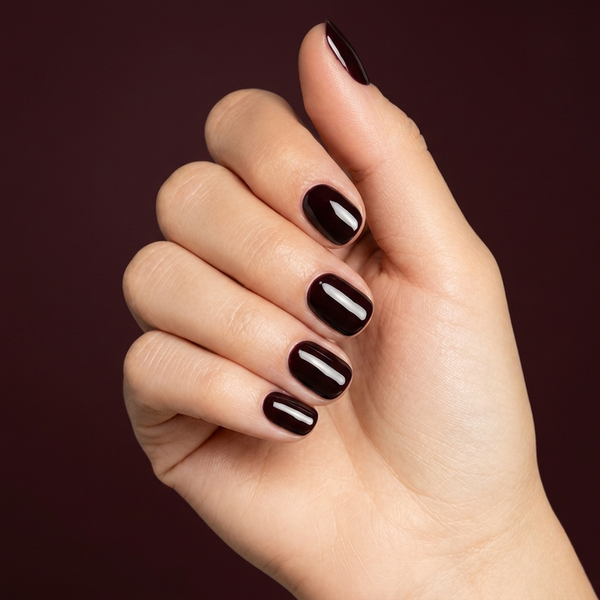 Mano con las uñas pintadas con esmalte en gel Gelish Pumps Or Cowboy Boots?, color Negros acabado Cream