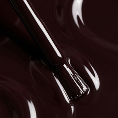 Primer plano del pincel con esmalte en gel Gelish Pumps Or Cowboy Boots?, color Negros acabado Cream, textura del color