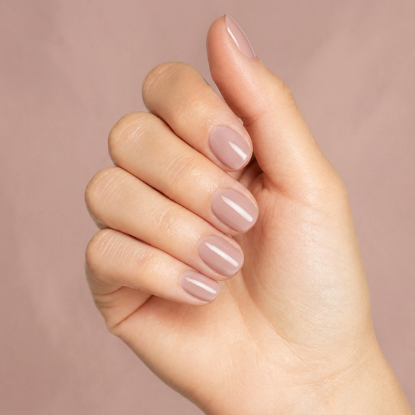 Mano con las uñas pintadas con esmalte en gel Gelish Tan My Hide, color Nudes acabado Cream
