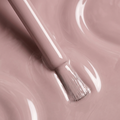Primer plano del pincel con esmalte en gel Gelish Tan My Hide, color Nudes acabado Cream, textura del color