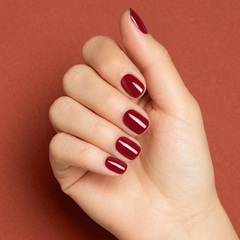 Mano con las uñas pintadas con esmalte en gel Gelish Ruby Two-Shoes, color Rojos acabado Cream