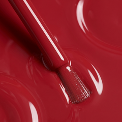 Primer plano del pincel con esmalte en gel Gelish Ruby Two-Shoes, color Rojos acabado Cream, textura del color