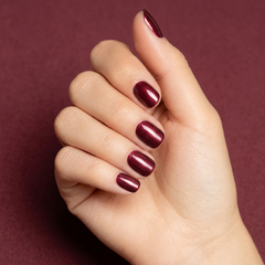 Mano con las uñas pintadas con esmalte en gel Gelish I'm So Hot, color Borgoñas acabado Shimmer
