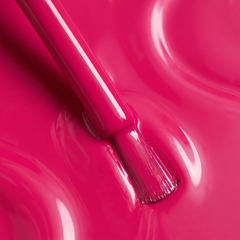Primer plano del pincel con esmalte en gel Gelish Don't Pansy Around, color Rosas acabado Cream, textura del color