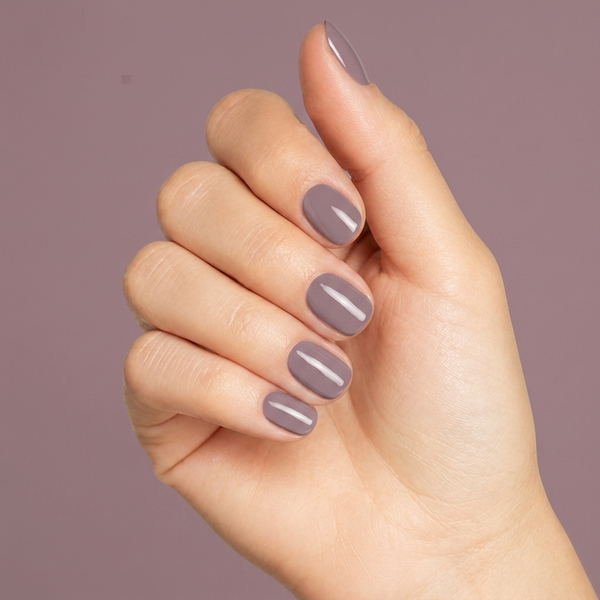 Mano con las uñas pintadas con esmalte en gel Gelish I Or-Chid You Not, color Mauves acabado Cream