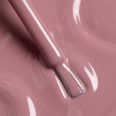 Primer plano del pincel con esmalte en gel Gelish I Or-Chid You Not, color Mauves acabado Cream, textura del color