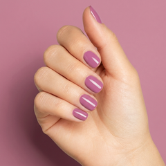 Mano con las uñas pintadas con esmalte en gel Gelish B-Girl Style, color Rosas acabado Cream