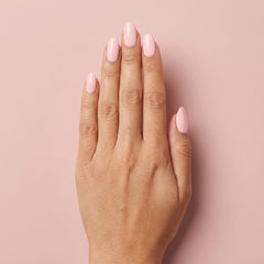 Mano con las uñas pintadas con esmalte en gel Gelish All About The Pout, color Rosas acabado Cream