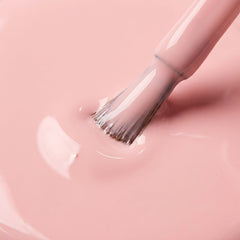 Primer plano del pincel con esmalte en gel Gelish All About The Pout, color Rosas acabado Cream, textura del color