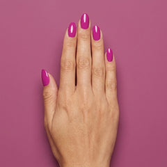 Mano con las uñas pintadas con esmalte en gel Gelish Woke Up This Way, color Rosas acabado Cream