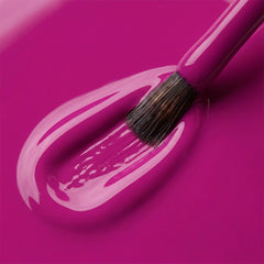 Primer plano del pincel con esmalte en gel Gelish Woke Up This Way, color Rosas acabado Cream, textura del color