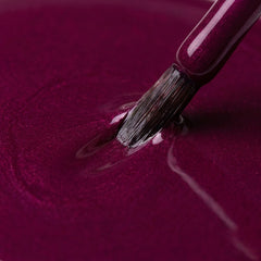 Primer plano del pincel con esmalte en gel Gelish A Tale Of Two Nails, color Borgoñas acabado Cream, textura del color