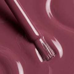 Primer plano del pincel con esmalte en gel Gelish One Tough Princess, color Mauves acabado Cream, textura del color