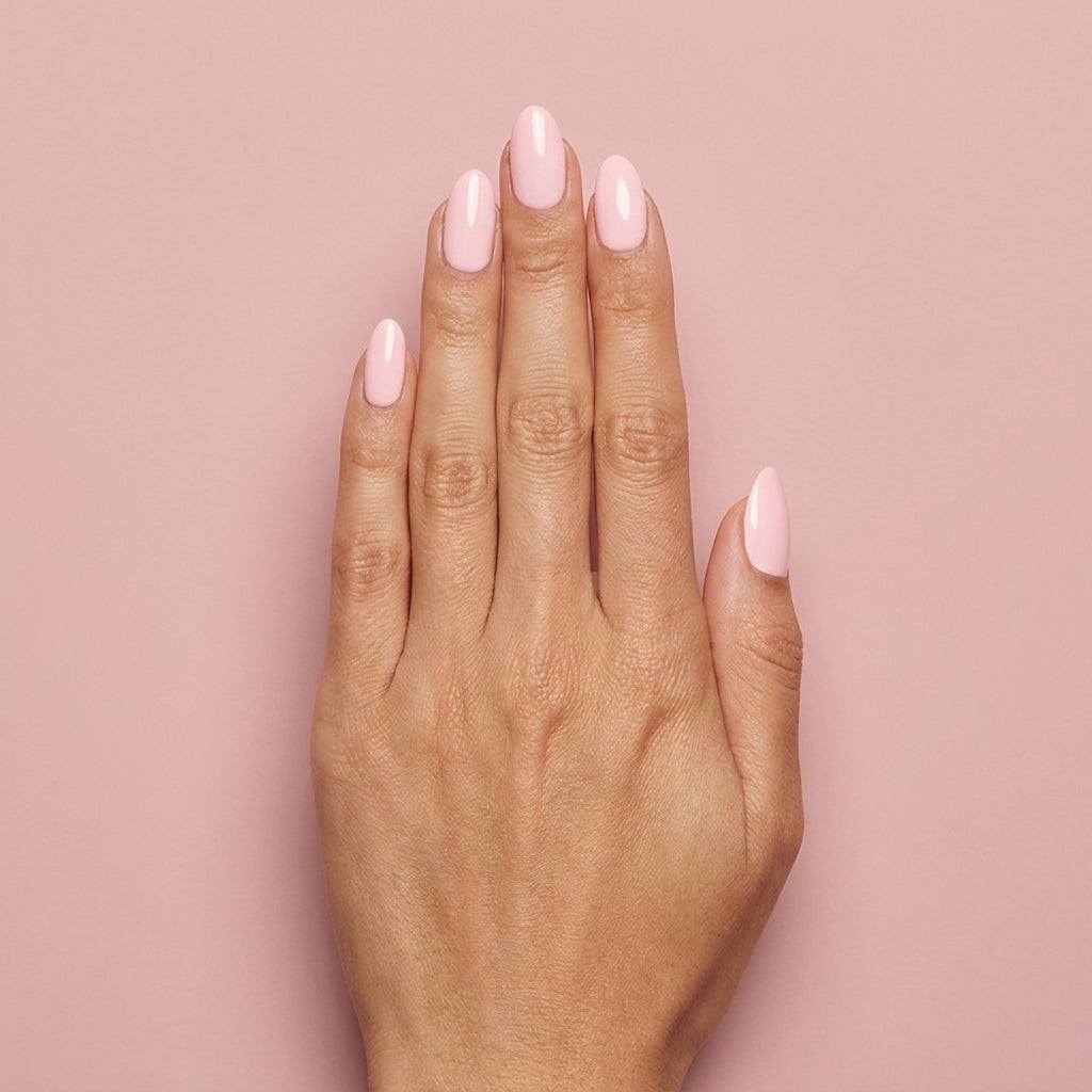 Mano con las uñas pintadas con esmalte en gel Gelish Once Upon a Mani, color Rosas acabado Cream