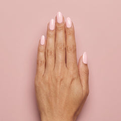 Mano con las uñas pintadas con esmalte en gel Gelish Once Upon a Mani, color Rosas acabado Cream