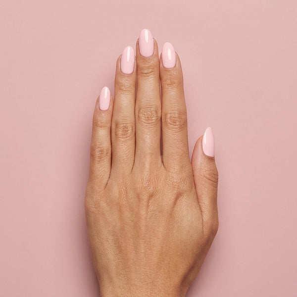 Mano con las uñas pintadas con esmalte en gel Gelish Once Upon a Mani, color Rosas acabado Cream
