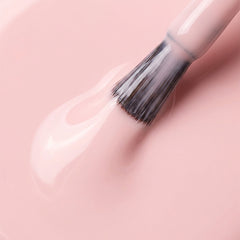Primer plano del pincel con esmalte en gel Gelish Once Upon a Mani, color Rosas acabado Cream, textura del color