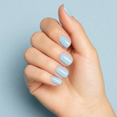 Mano con las uñas pintadas con esmalte en gel Gelish Not So Prince Charming, color Azules acabado Cream