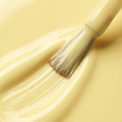 Primer plano del pincel con esmalte en gel Gelish Let Down Your Hair, color Amarillos acabado Cream, textura del color