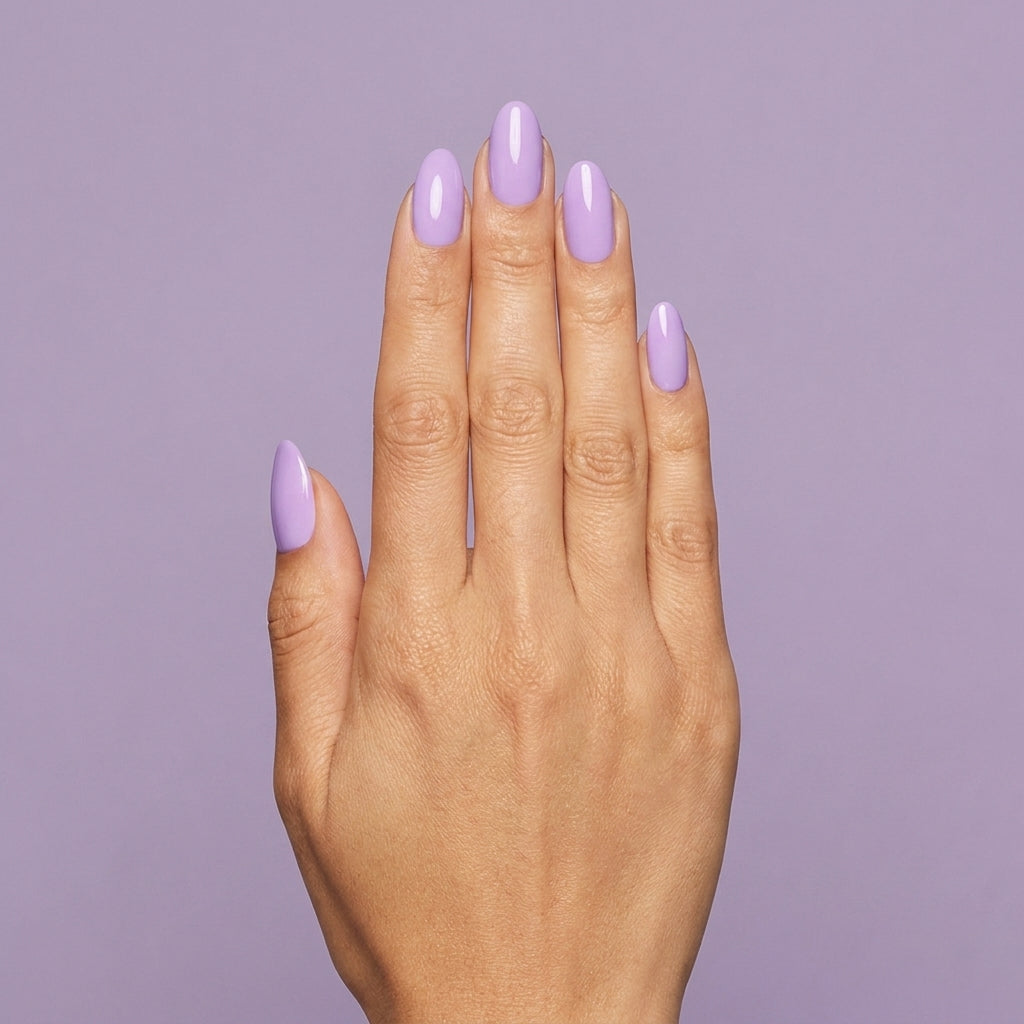 Mano con las uñas pintadas con esmalte en gel Gelish All The Queen's Bling, color Morados acabado Cream