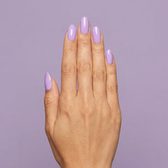 Mano con las uñas pintadas con esmalte en gel Gelish All The Queen's Bling, color Morados acabado Cream