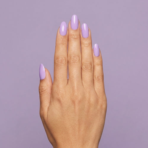 Mano con las uñas pintadas con esmalte en gel Gelish All The Queen's Bling, color Morados acabado Cream