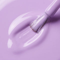 Primer plano del pincel con esmalte en gel Gelish All The Queen's Bling, color Morados acabado Cream, textura del color