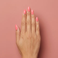 Mano con las uñas pintadas con esmalte en gel Gelish Beauty Marks The Spot, color Rosas acabado Cream