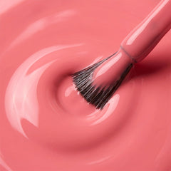 Primer plano del pincel con esmalte en gel Gelish Beauty Marks The Spot, color Rosas acabado Cream, textura del color