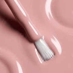 Primer plano del pincel con esmalte en gel Gelish Call My Blush, color Rosas acabado Cream, textura del color