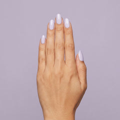 Mano con las uñas pintadas con esmalte en gel Gelish Cuddle Bug, color Rosas acabado Cream