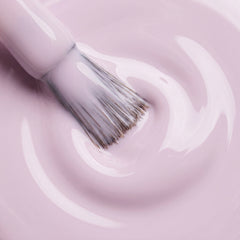 Primer plano del pincel con esmalte en gel Gelish Cuddle Bug, color Rosas acabado Cream, textura del color
