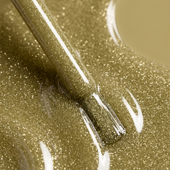 Primer plano del pincel con esmalte en gel Gelish Star Quality, color Amarillos acabado Glitter, textura del color